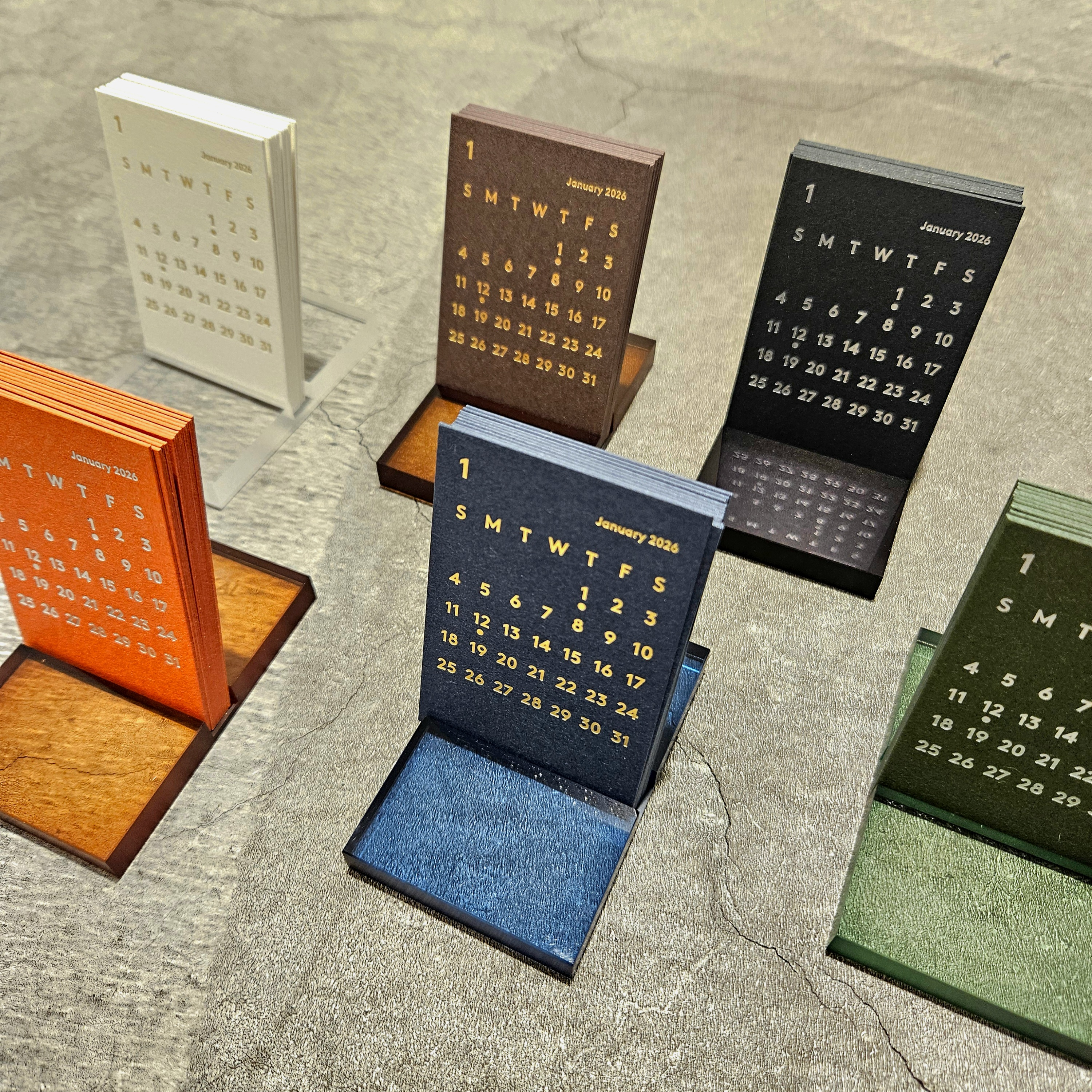 ミニマルな佇まいのCLARAデスクカレンダー