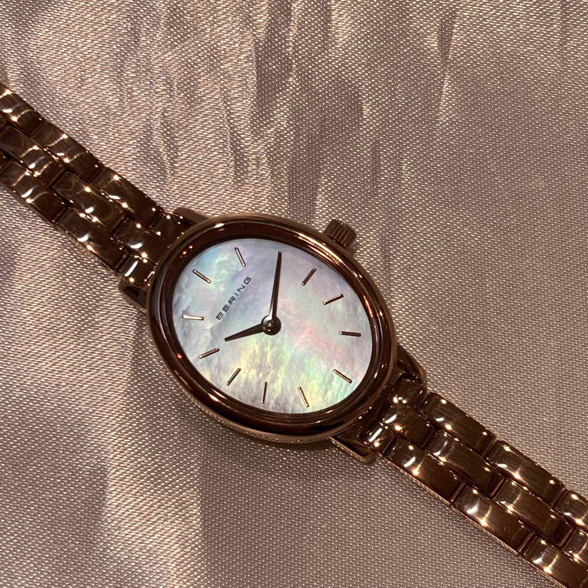 BERINGで最も小さい20mmオーバル型時計