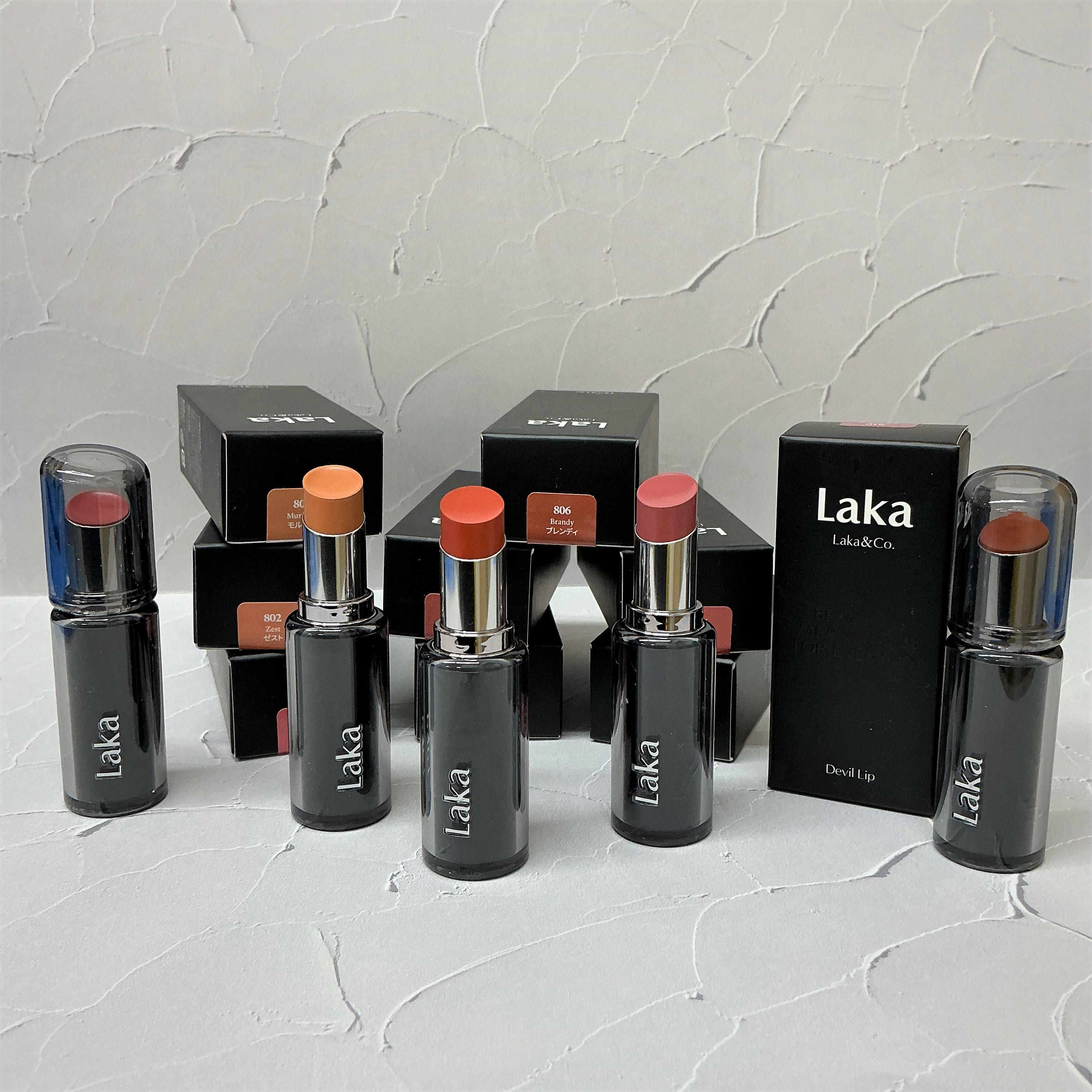 ひと塗りでピタッと密着！1日続く鮮やか発色！！