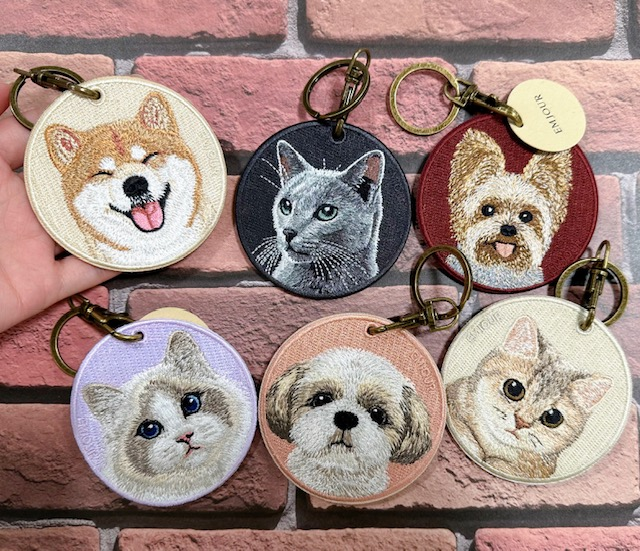 EMJOUR 両面刺繍キーホルダー