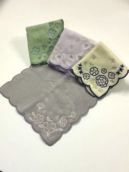 お花刺繍がかわいいハンカチ