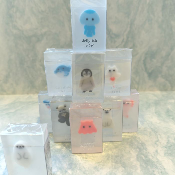 氷漬けになったいきもの消しゴム