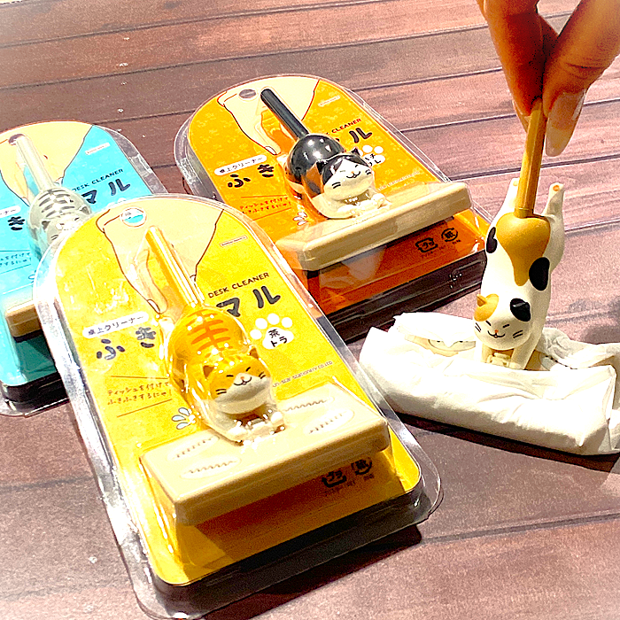 ふきふきして、デスクをキレイにするにゃっ！