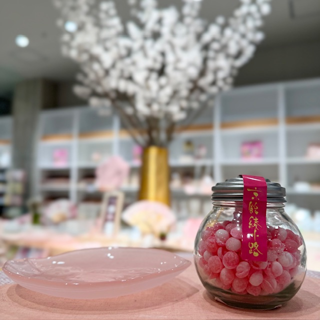 ころんと可愛い、まんまる瓶の京飴